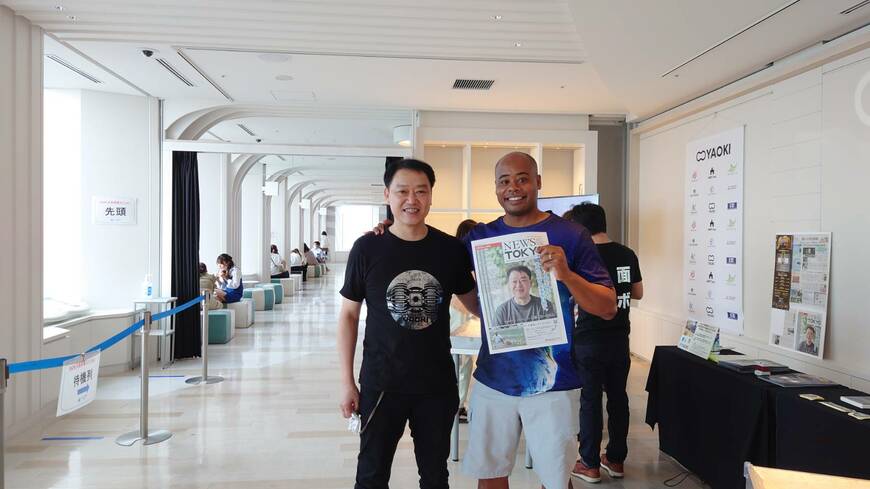 民間企業として世界初の月面探査に挑む中島さん（左）と、NASAアジア担当代表のガーヴィー・マッキントッシュ氏。2021年9月、サンシャインシティで行ったイベントに来場時に撮影（写真：ダイモン）