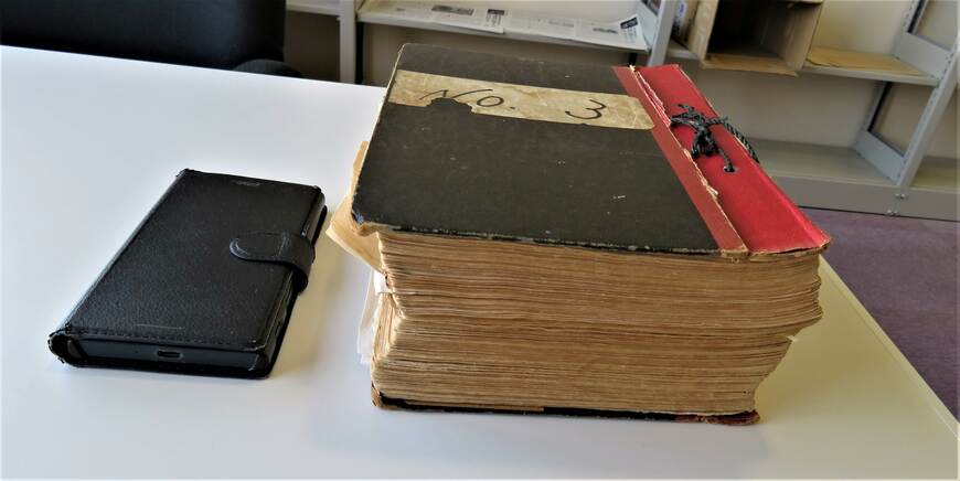 No3とだけ表紙に書かれた綴り。原第一審から死刑判決までの公判調書の手書きの写し。左はスマホ（写真／免田事件資料保存委員会）