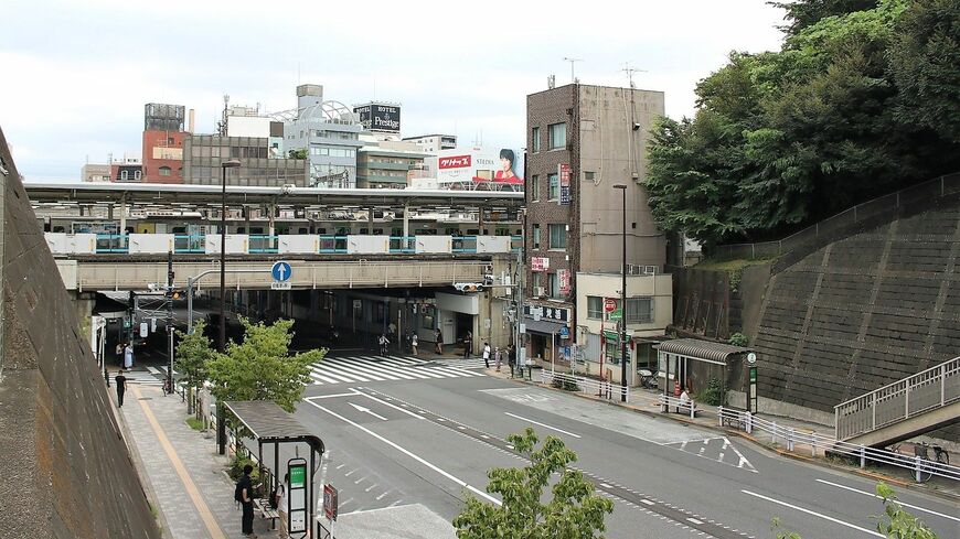 道灌山通りと西日暮里駅