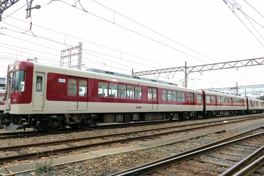 5200系は側面に3つの乗降ドア（記者撮影）