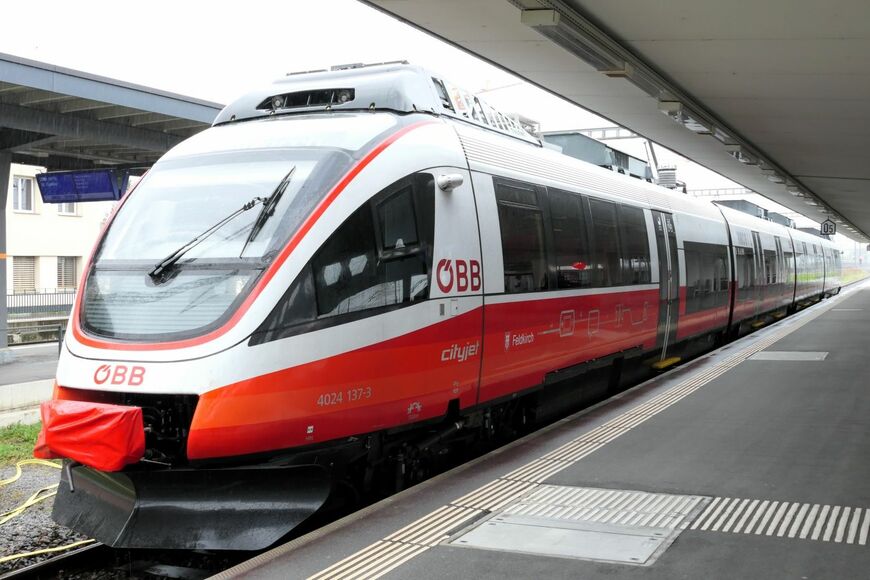 オーストリアから乗り入れるローカル列車（筆者撮影）