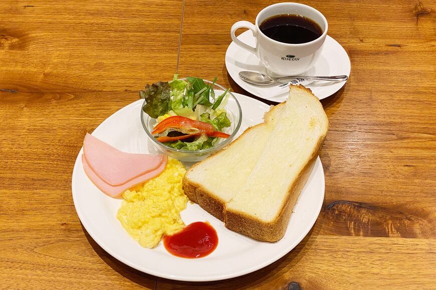 トースト&スクランブルはトースト、スクランブルエッグ、ハム、サラダ、ドリンクのセット。筆者が訪れた店舗では税込790円でした（筆者撮影）