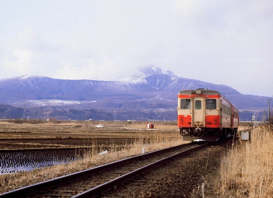 胆振線を走る急行「いぶり」。札幌発札幌行きの「循環列車」で、かつ急行「らいでん」や「ちとせ」と連結する多層建て列車でもあった（撮影：南正時）