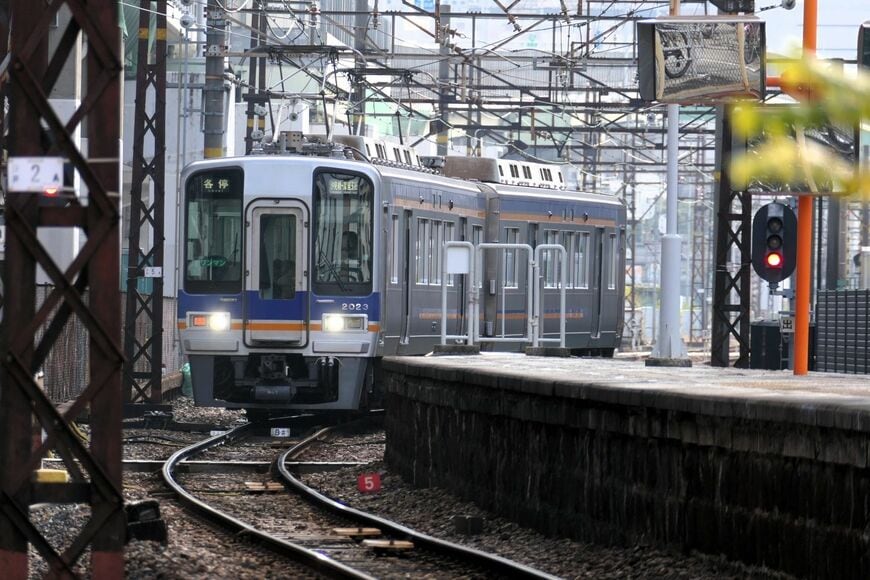 高野線の岸里玉出―汐見橋間（通称：汐見橋線）を走る2000系（記者撮影）