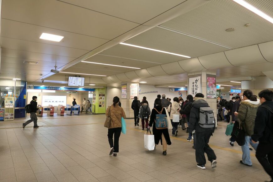 中央口改札前のコンコース。JR南武線との乗り換えなどで多くの人が行き交う（記者撮影）