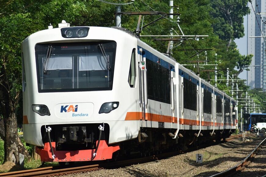 INKA製のスカルノハッタ空港線車両。一部機器に日本製品も採用された。これを2本つないだ12両編成とし、通勤線向けにカスタマイズした車両の登場が期待されていたが……（筆者撮影）
