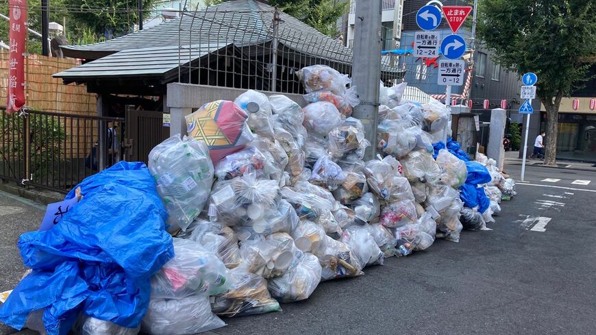 ごみが一度に、しかも大量に排出される祭り会場。このようなごみは誰が収集・処理しているのでしょうか（筆者撮影）