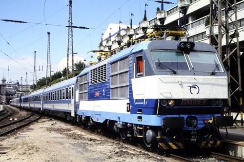 スロバキアの機関車がハンガリーの客車を引く国際列車（2003年 筆者撮影）