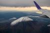 遊覧フライトの機内から富士山を一望
