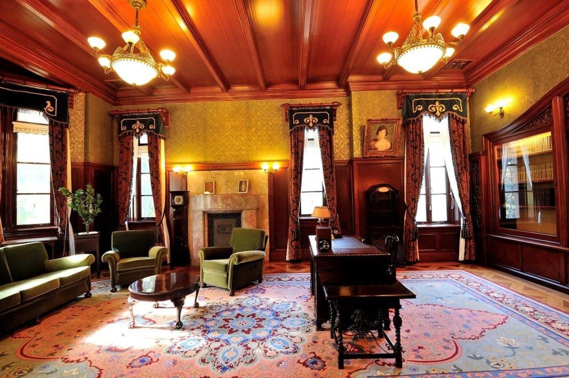 侯爵の書斎では壁面の金唐皮紙とじゅうたんが復元された