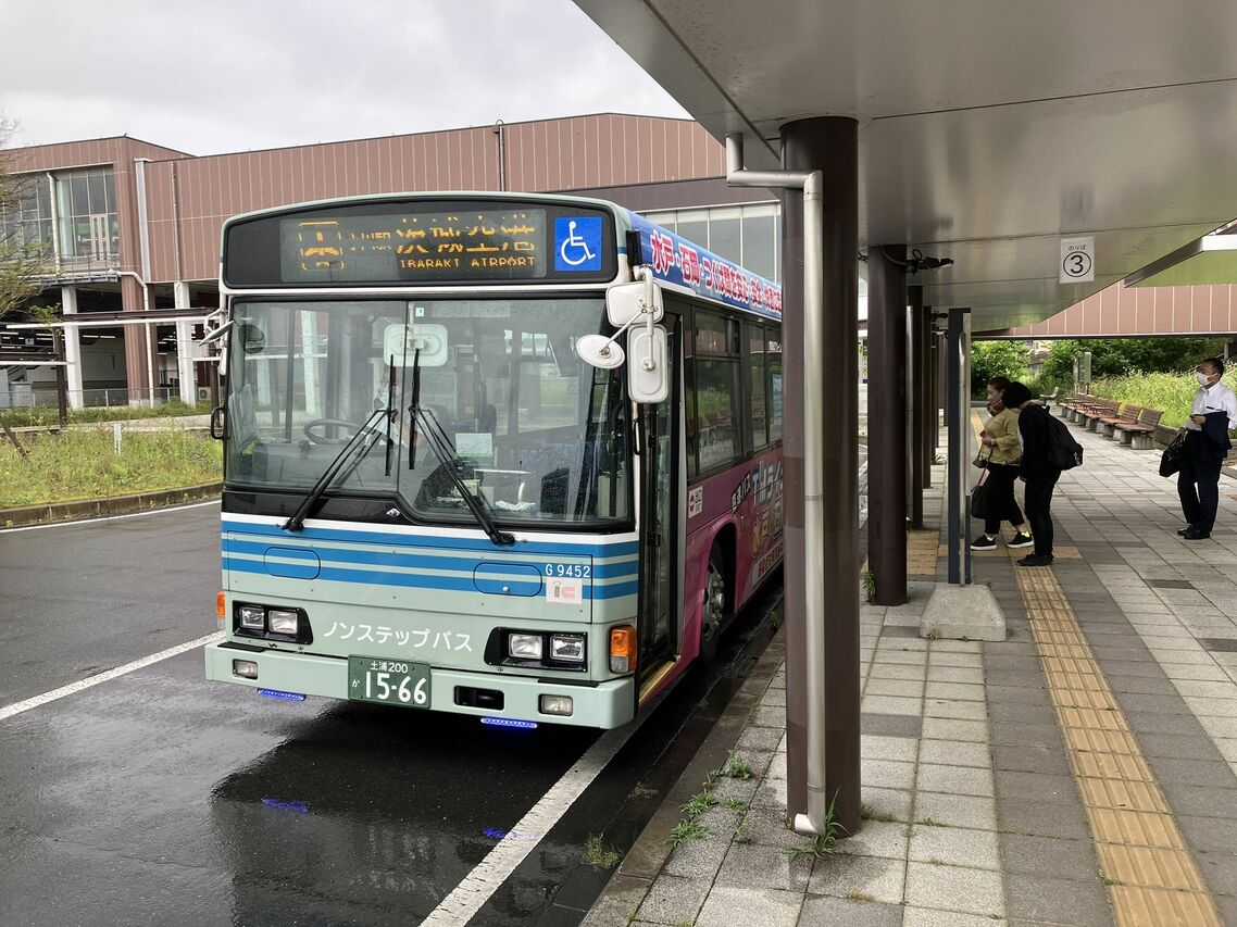専用道経由茨城空港行のバス。客層は中高年女性に偏ってい