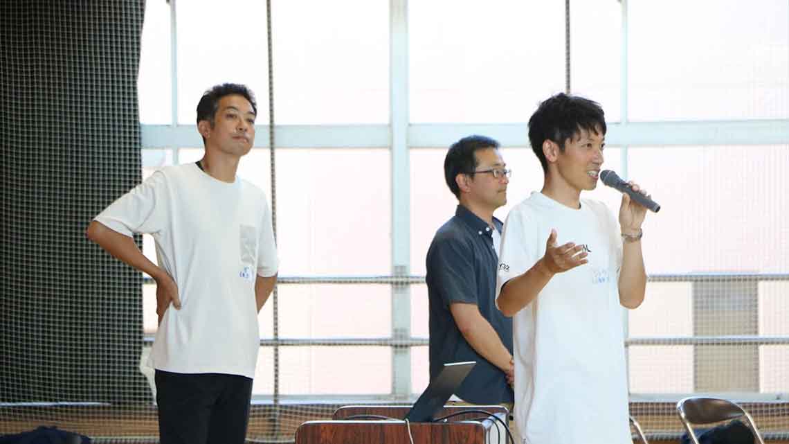 「社会共創プラットフォーム」中心メンバーの北区立王子小学校・小甲圭悟さん（左）、メンタルコーチとして教師をサポートする中楯浩太さん（奥）、小金井市立小金井第一小学校・松本将吾さん（右）