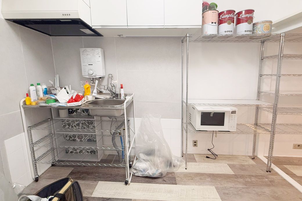 幅110cmのイケアのミニキッチンに交換。空いたスペースに冷蔵庫を置くことで、隣に大型のメタルシェルフを設置できました（筆者撮影）