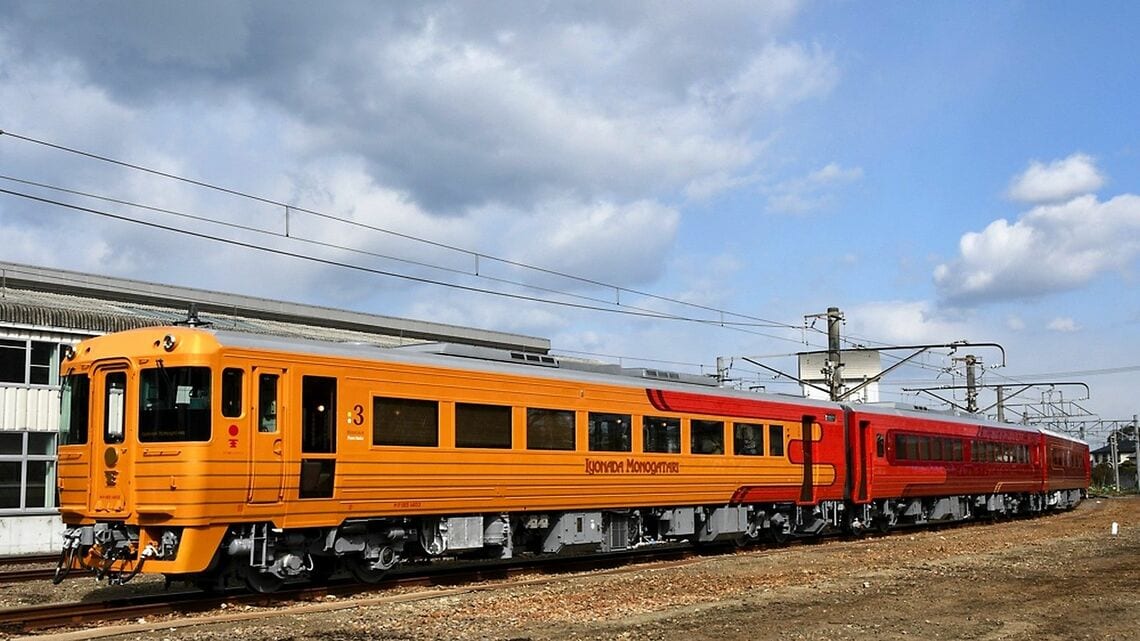 JR四国の観光列車「伊予灘ものがたり」の2代目車両。特急車両がベースの3両編成だ（記者撮影）
