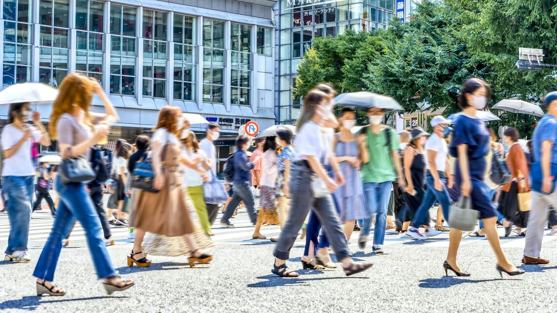 猛暑の中でもマスクを外さない人が少なくない日本に外国人が思うことは(写真:node/PIXTA)
