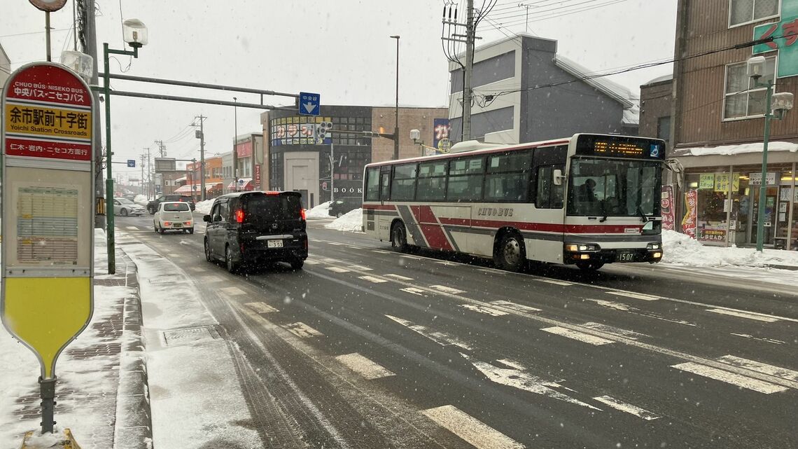 余市駅最寄りの余市駅前十字街バス停と小樽駅前行の北海道中央バス（筆者撮影）