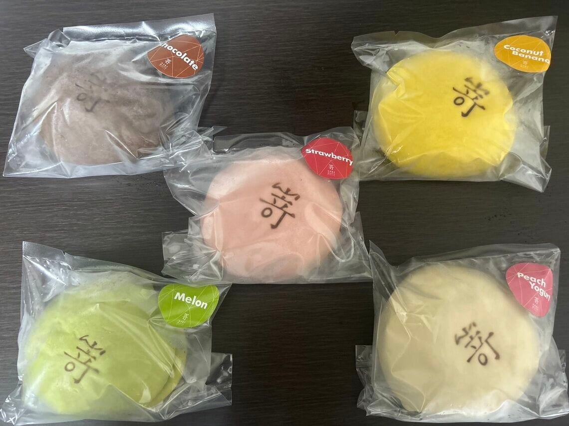 嵜本が夏限定で提供する 「極美“アイス”メロンパン(税込350円)」（写真：筆者撮影）