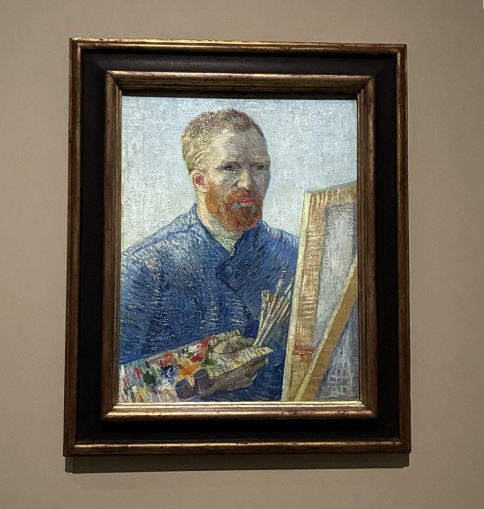 ヨーは、ゴッホに初めて会ったときの印象を、この自画像によく似て、健康的で毅然とした様子と回想している。一方ゴッホは、死に神の顔かもしれないと、全く別の感想を残した《画家としての自画像》1887年12月～1888年2月、油彩・カンヴァス、65.1×50.0cm、ファン・ゴッホ美術館（アムステルダム）（フィンセント・ファン・ゴッホ財団） 出品：「ゴッホ展 家族がつないだ画家の夢」東京都美術館