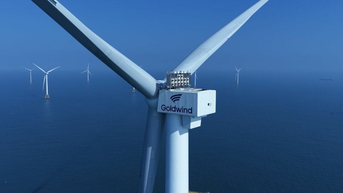 中国・福建省沖合に設置されたゴールドウインドと中国三峡集団の共同開発による大型風力発電タービン。近年は中国国内だけでなく海外にも積極進出している（ゴールドウインドのウェブサイトより）