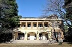 建物南面の庭で侯爵一家はスキーやゴルフを楽しんだ