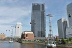 中央は58階建の高層マンション