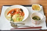 みらころで提供されている、日本KFCから提供されたチキンを利用した食事（撮影：大澤誠）