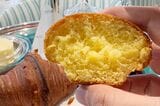 ティファニーの朝食メニュー、ブリオッシュの断面（筆者撮影）