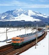 雪景色の中を走る165系の急行「佐渡」（撮影：南正時）