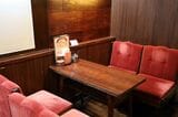 濃赤のビロードのソファーは、開店当初から布を張り替えて使い続けている（筆者撮影）