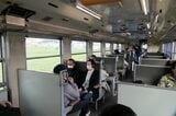 クロスシート中心の座席配置は「国鉄の旅」を思い起こさせる（写真：谷川一巳）