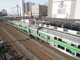 京浜東北線ホームの横を通過する上野東京ラインの列車（記者撮影）