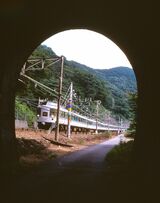 熊ノ平信号場付近、旧トンネルから見た特急「あさま」（撮影：南正時）