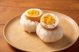 安部司氏が考案した"無添加ヘルシー"おやつ「煮卵おむすび」（写真：『日本人なら必ず食べたい安部おやつ』より）