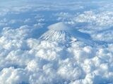 お別れフライトの機内から見た「笠雲のかかる富士山」（写真：チャイナエアライン）