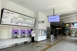 運賃案内と自動券売機（記者撮影）