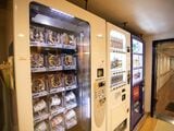 自動販売機ではカップラーメンやパンのほか、アルコールも売られている（筆者撮影）