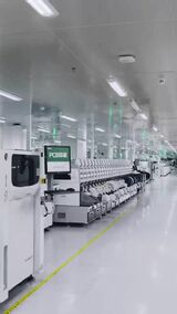 長安キャンパスのSMTワークショップ。マザーボード製造の自動化率は95%に達する（OPPO提供）