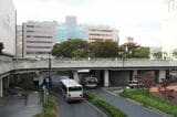 小田急線の新百合ヶ丘駅前。周辺には大型商業施設が立ち並ぶ（記者撮影）