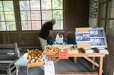 嘉例川駅で駅弁販売をする文昭さん（筆者撮影）