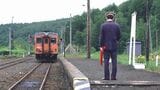 1986年に廃止された胆振線。人影のないホームにたたずむ駅員と列車（撮影：南正時）