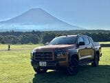 朝5時半過ぎ、富士山をバックにした「トライトン」（筆者撮影）
