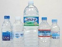 投げ売りされる輸入水、“過剰在庫”で悲鳴