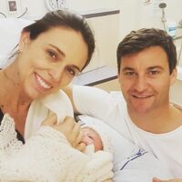 ニュージーランド首相､女児出産で6週の産休