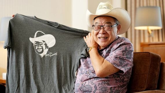 笑顔を見せる吉田会長