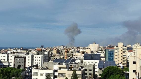 空爆を受けるガザ地区