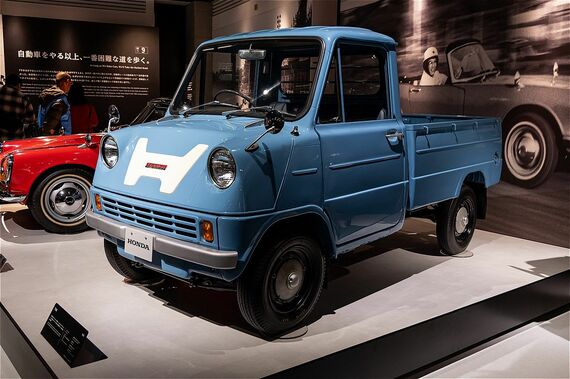 ホンダ初の4輪自動車は商用車の「T360」だった