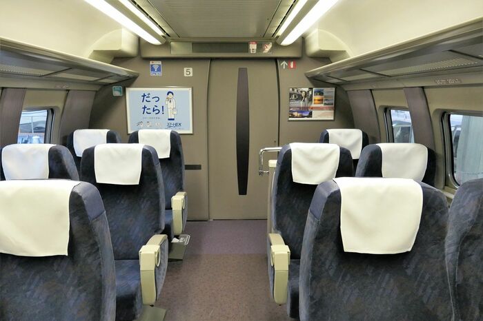 中央の通路に対して扉の位置が画面右にずれている