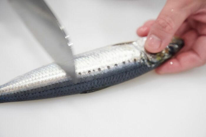 包丁で軽くこそげるようにして、