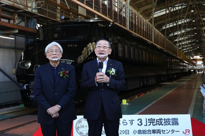 JR九州の青柳俊彦社長（右）と水戸岡鋭治氏（左）