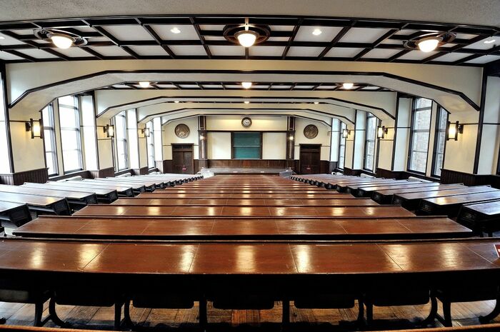 旧講堂。340席を有する階段状の構造